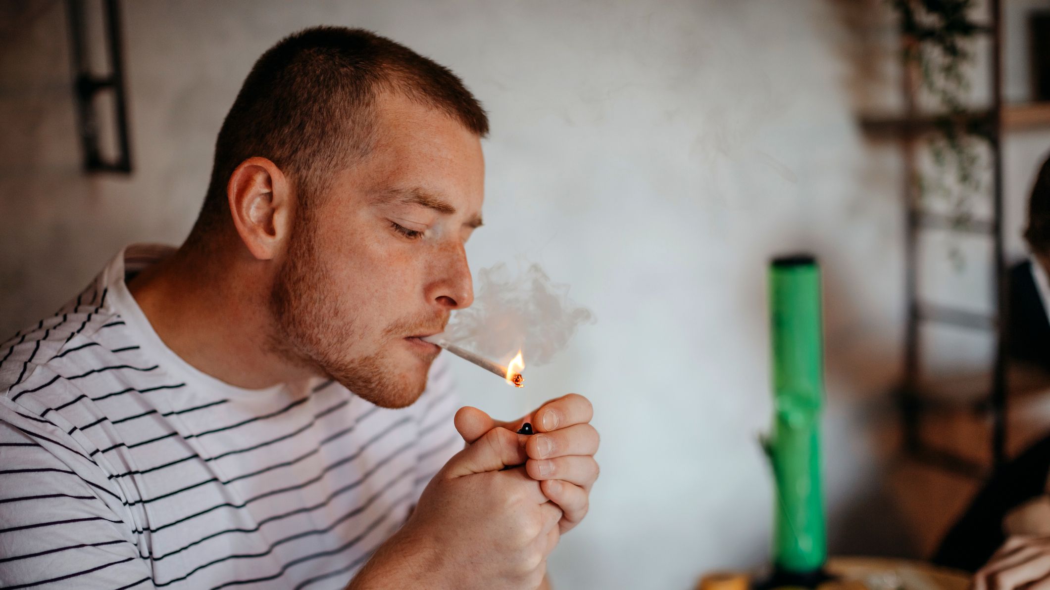 Los riesgos de fumar marihuana: estudio revela efectos negativos