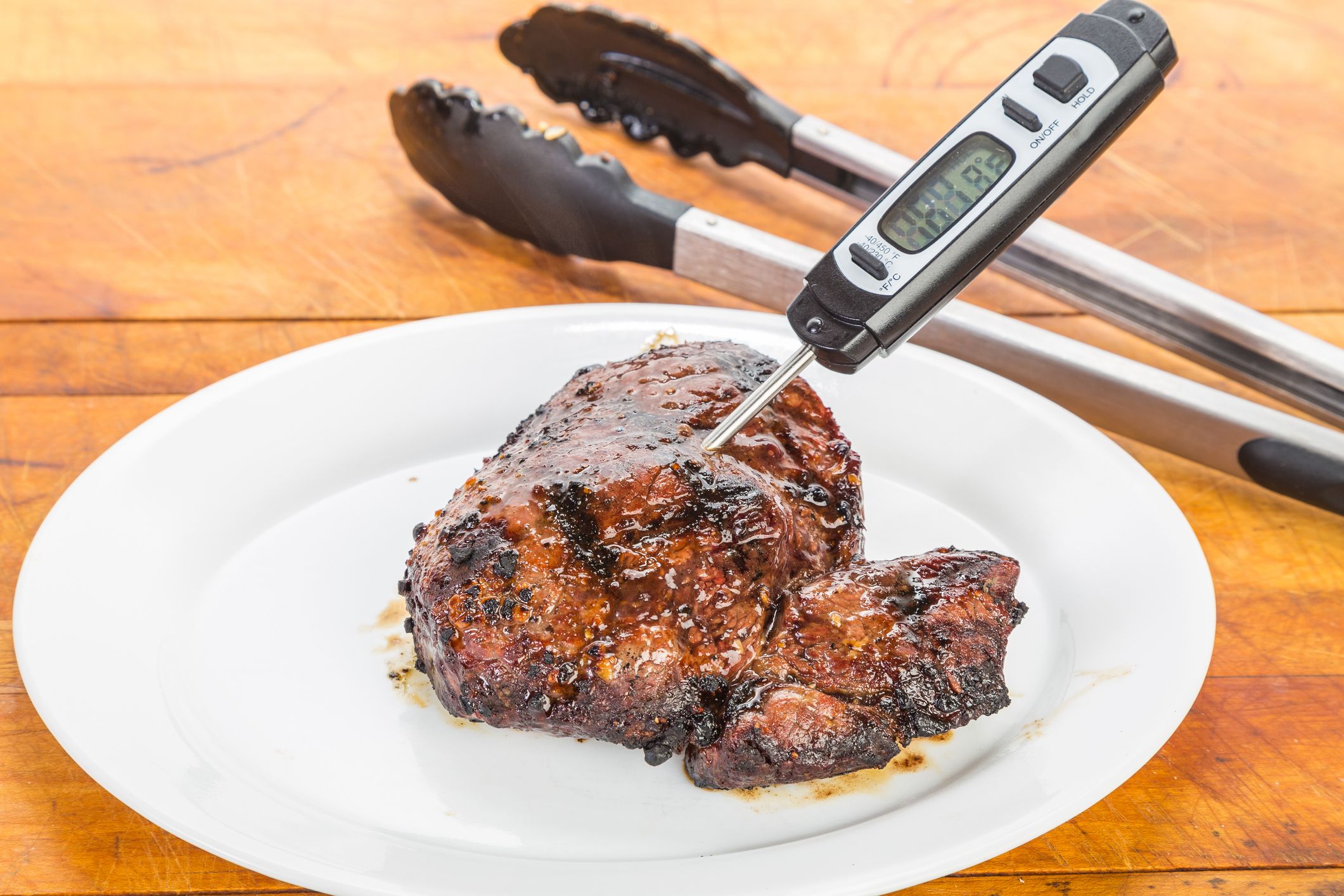 https://hips.hearstapps.com/hmg-prod/images/using-meat-thermometer-1645215936.jpg