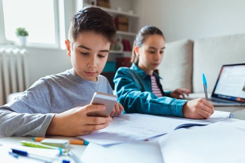kids using smartphones for learning