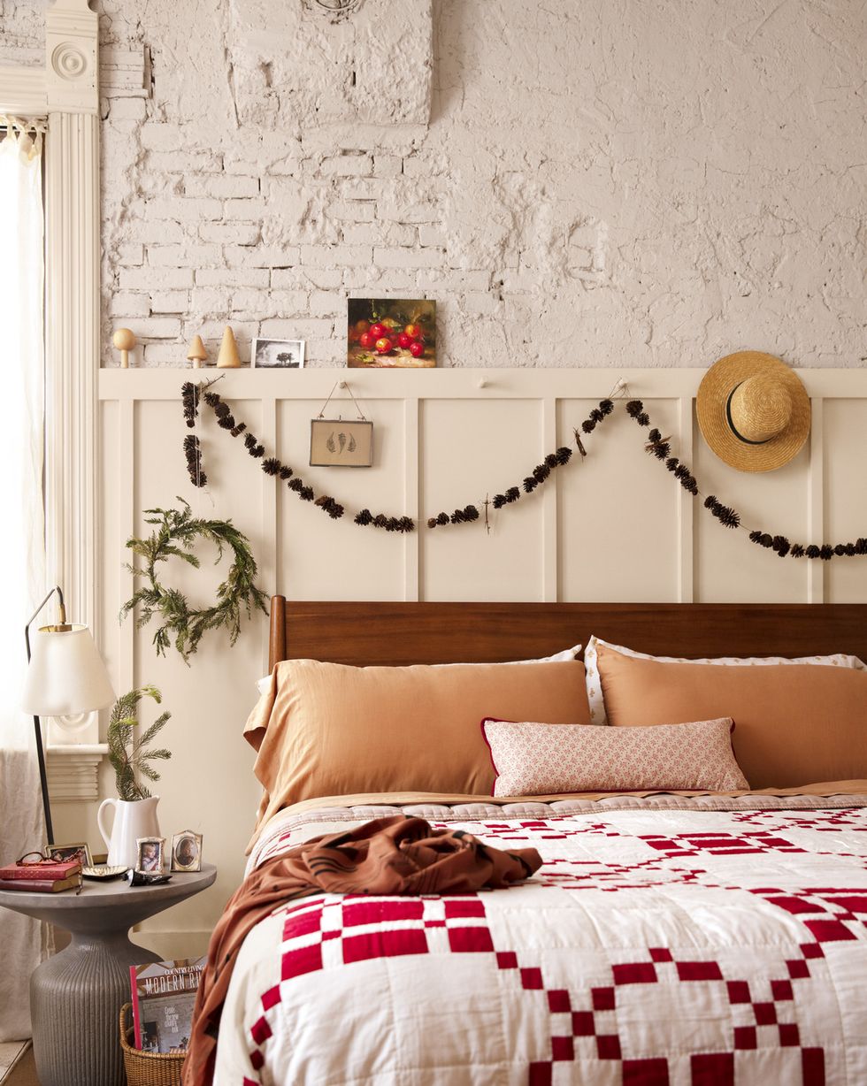 'tis a gift to be simple homeowners merrilee liddiard and jon liddiard bedroom, red and white quilt, garland, holiday decor, diy