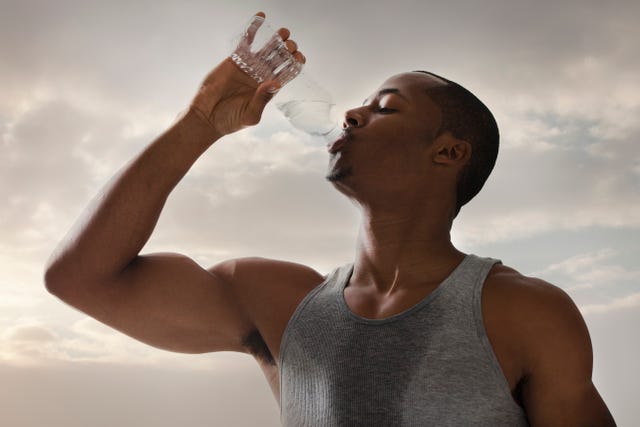atleta joven bebiendo agua