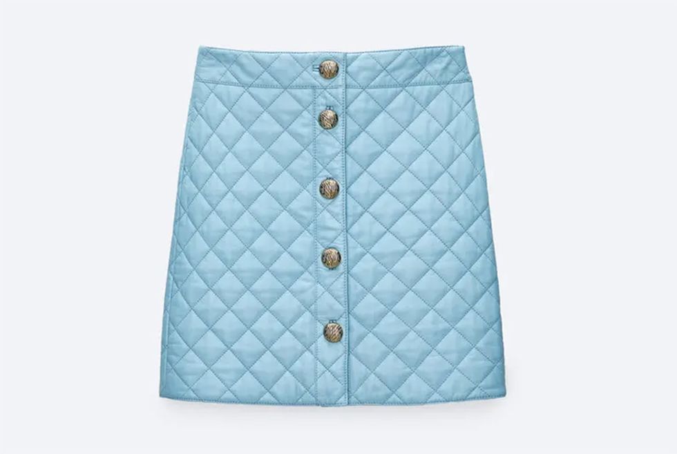 falda acolchada azul, de uterqüe, a juego con la chaqueta que tiene paula echevarría