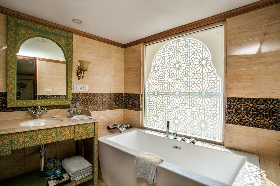 bathroom featuring a bathtub sink and decorative elements