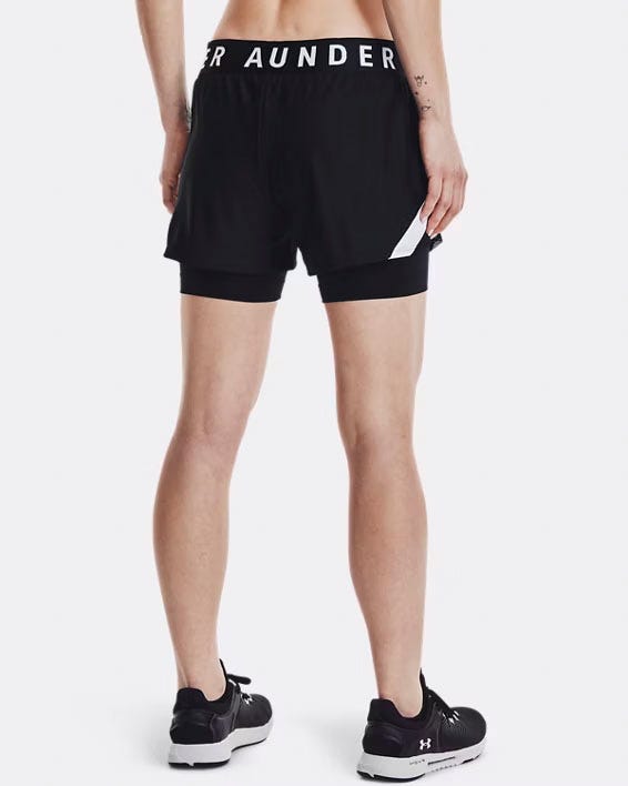 el pantalón corto 2 en 1 de mujer para correr de under armour en color negro