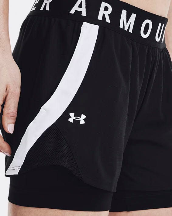 el pantalón corto 2 en 1 de mujer para correr de under armour en color negro