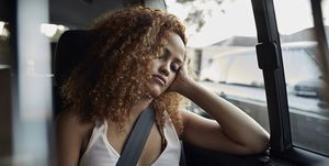 Vrouw slaapt in auto