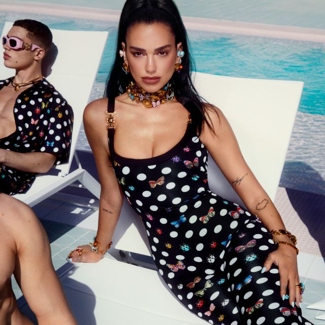 versace聯手dua lipa速遞夏日辣衣！versace 2023「la vacanza」系列打開流行天后的度假衣櫥