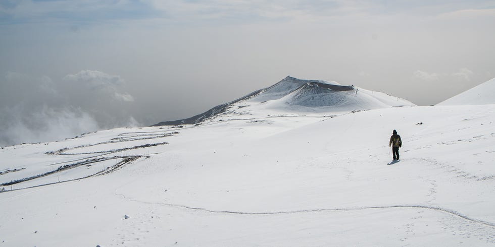 Sciare sul vulcano attivo più alto d'Europa, a due passi da casa