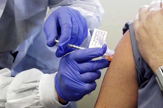 In het Kaiser Permanente Washington Health Research Institute in Seattle krijgt Neal Browning op 16 maart 2020 een prik tijdens een klinische Fase 1veiligheidstest van een potentieel vaccin tegen COVID19 de ziekte die wordt veroorzaakt door het nieuwe coronavirus