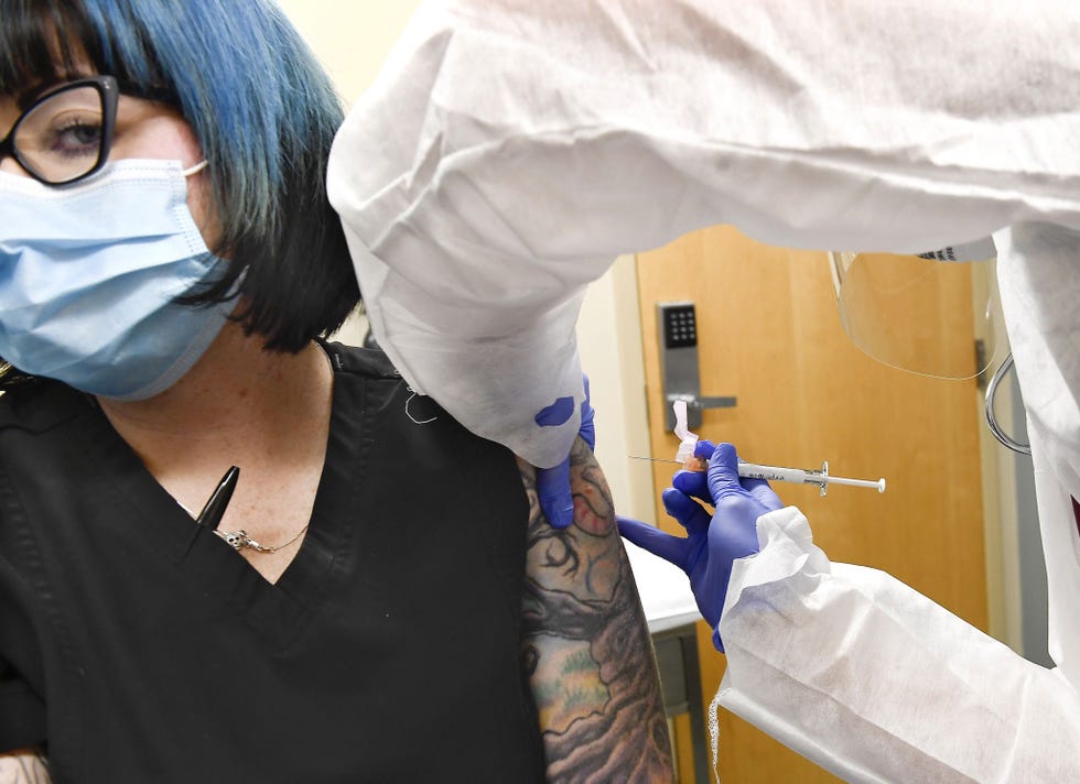 In Binghamton New York krijgt vrijwilligster Melissa Harting uit Harpersville New York op 27 juli in het kader van klinische tests ten behoeve van een potentieel COVID19vaccin ontwikkeld door Moderna Therapeutics en de National Institutes of Health een injectie toegediend van verpleegster Kathe Olmstead rechts