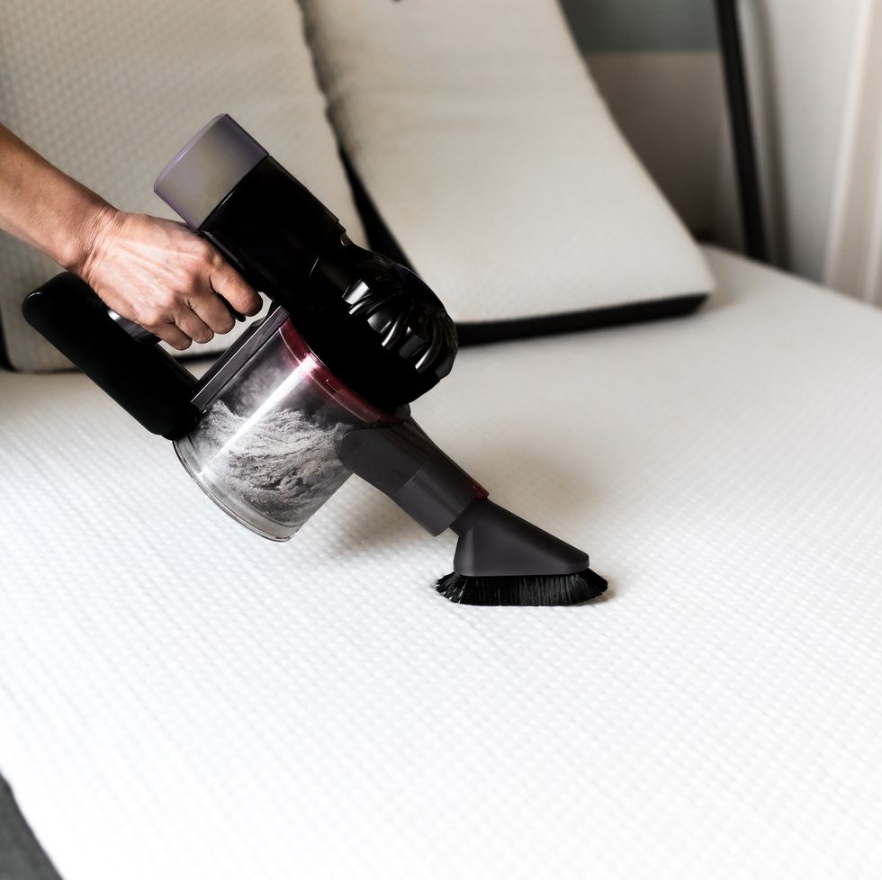 mattress cleaning using a vacuum cleaner