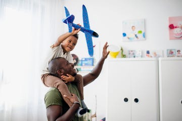 vader en zoon spelen met speelgoedvliegtuig