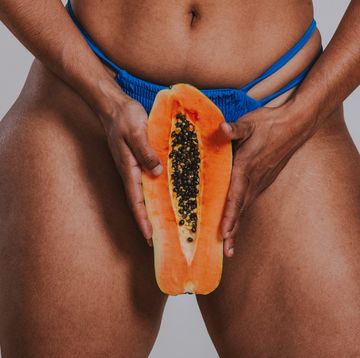 vrouw die papaya vasthoudt