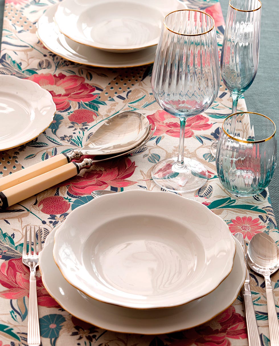Dishware, Porcelain, Dinnerware set, Plate, Tableware, Tablecloth, Platter, Cutlery, Textile, Table, 
