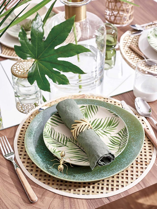 mesa decorada con motivos naturales y vajilla estampada