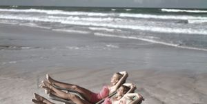 vrouwen op een strandbedje op een nederlands strand