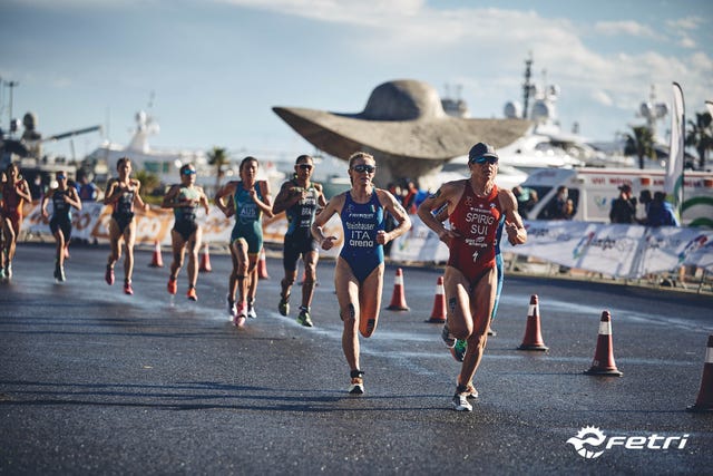 varias atletas europeas corren en una copa del mundo de triatlón celebrada en la marina de valencia