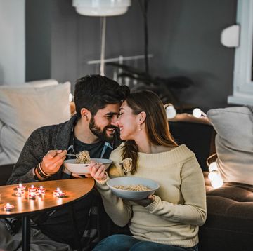 een man en vrouw eten in een romantische setting pasta