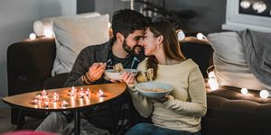 een man en vrouw eten in een romantische setting pasta