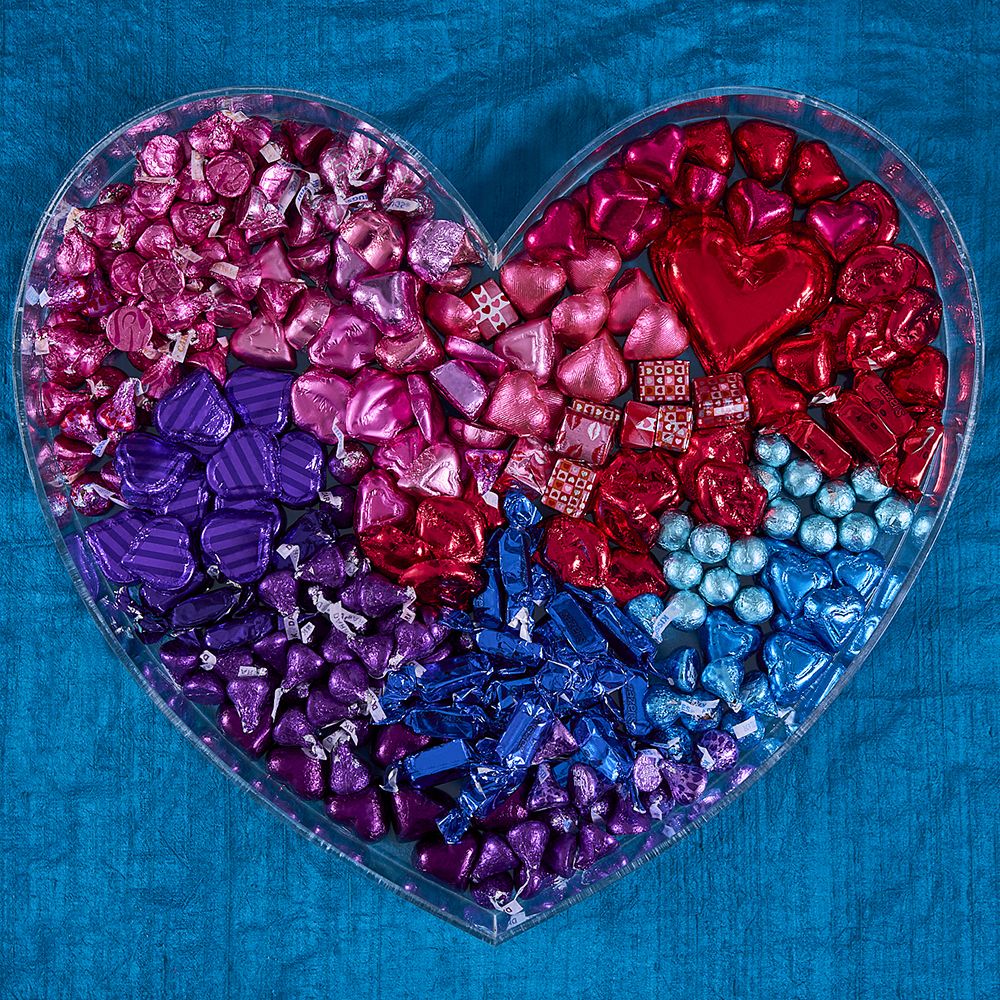 https://hips.hearstapps.com/hmg-prod/images/valentine-s-day-candy-charcuterie-heart-1642778552.jpg