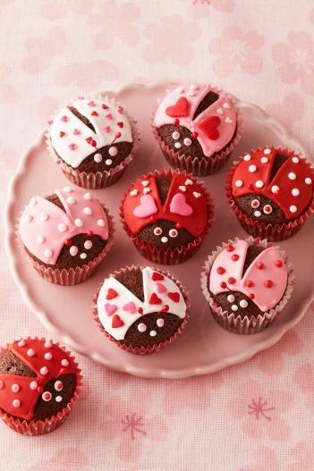valentines day cupcakes chocolate lovebugs