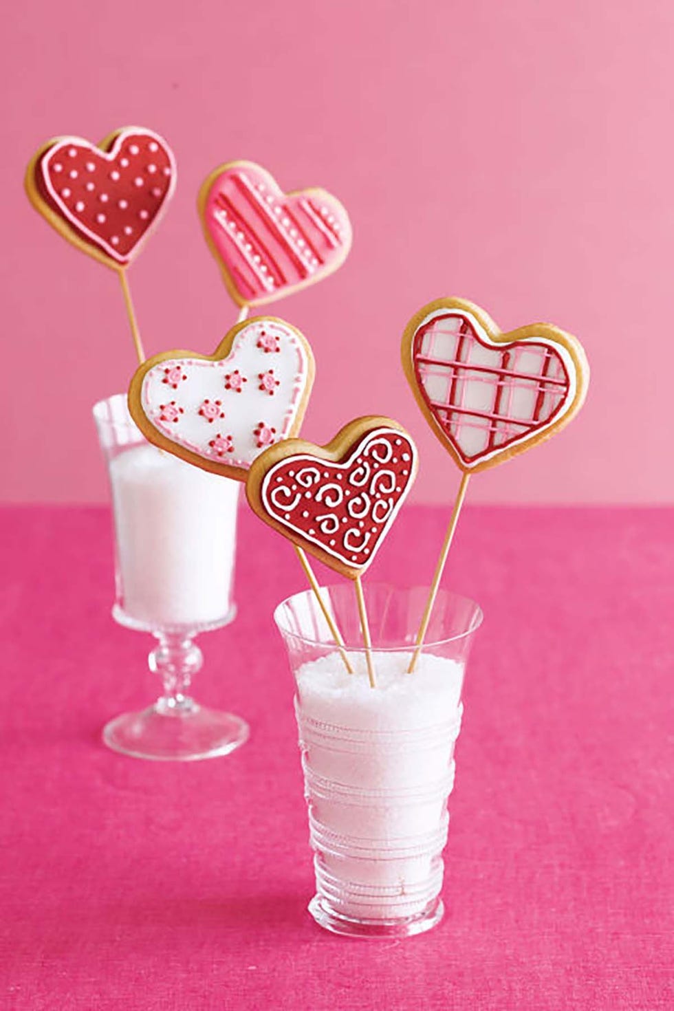 https://hips.hearstapps.com/hmg-prod/images/valentines-day-cookies-valentines-cookie-bouquet-1641575412.jpg?crop=0.886xw:0.739xh;0.0238xw,0.120xh&resize=980:*