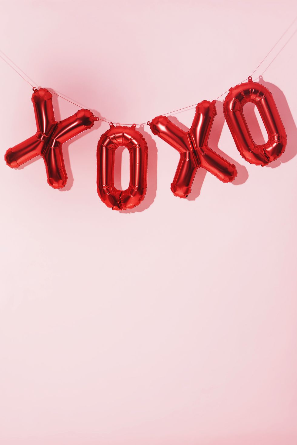 https://hips.hearstapps.com/hmg-prod/images/valentines-day-decor-xoxo-balloons-1575932028.jpg?crop=0.835xw:0.977xh;0.0884xw,0.00664xh&resize=980:*