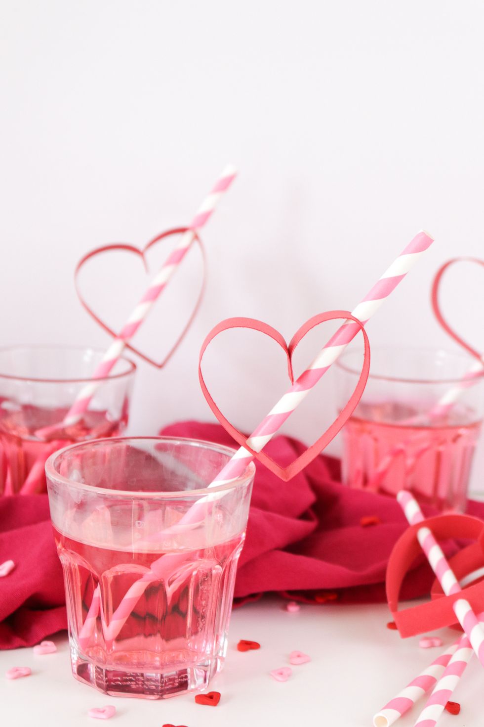 https://hips.hearstapps.com/hmg-prod/images/valentines-day-diy-paper-heart-straws-3-1608227431.jpg?crop=1xw:1xh;center,top&resize=980:*