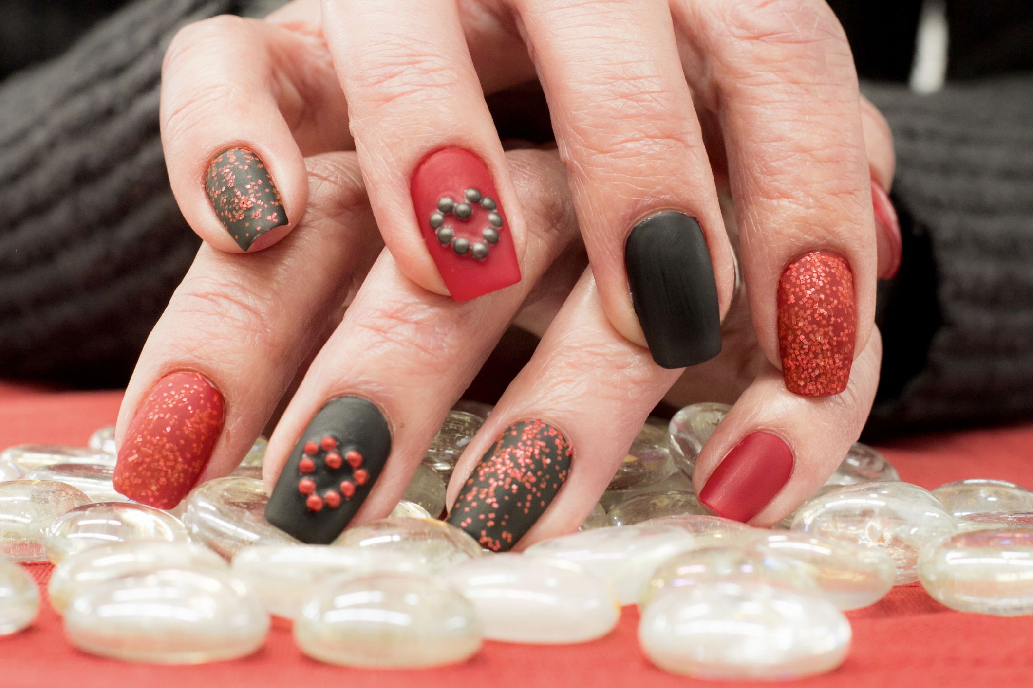 Pin by Aby Chguti on uñas | Black nails with glitter, Black acrylic nails,  Christmas nails acrylic