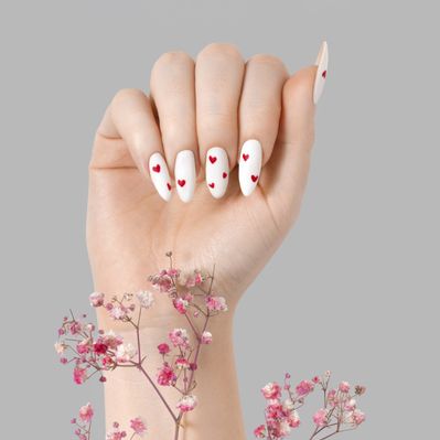 https://hips.hearstapps.com/hmg-prod/images/valentines-day-nails-ideas-13-6572323e7d237.jpg?crop=0.544xw:0.836xh;0.175xw,0.0444xh&resize=980:*