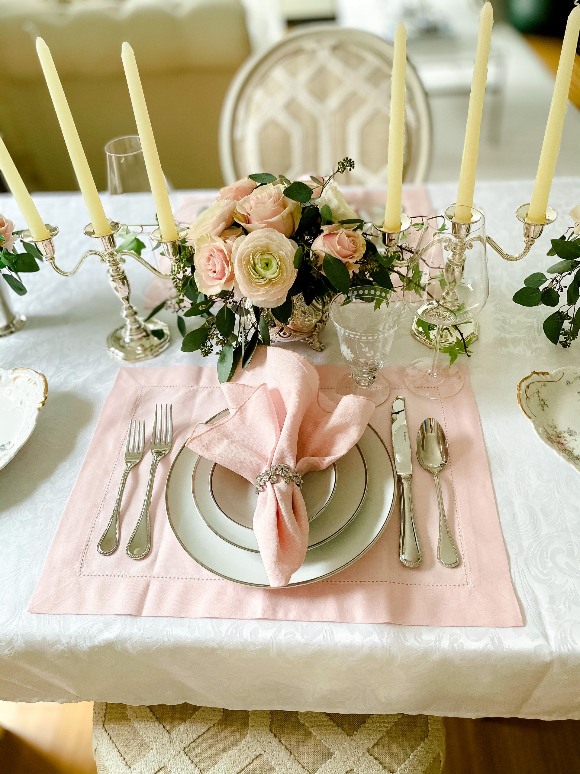 16 Romantic Valentine's Day Tablescapes to Set the Mood