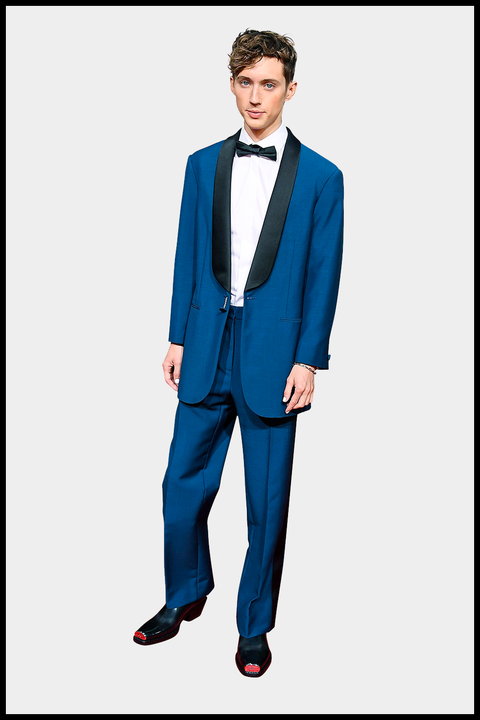 Suit, Clothing, Formal wear, Tuxedo, Blue, Standing, Blazer, Outerwear, Electric blue, Pantsuit, 