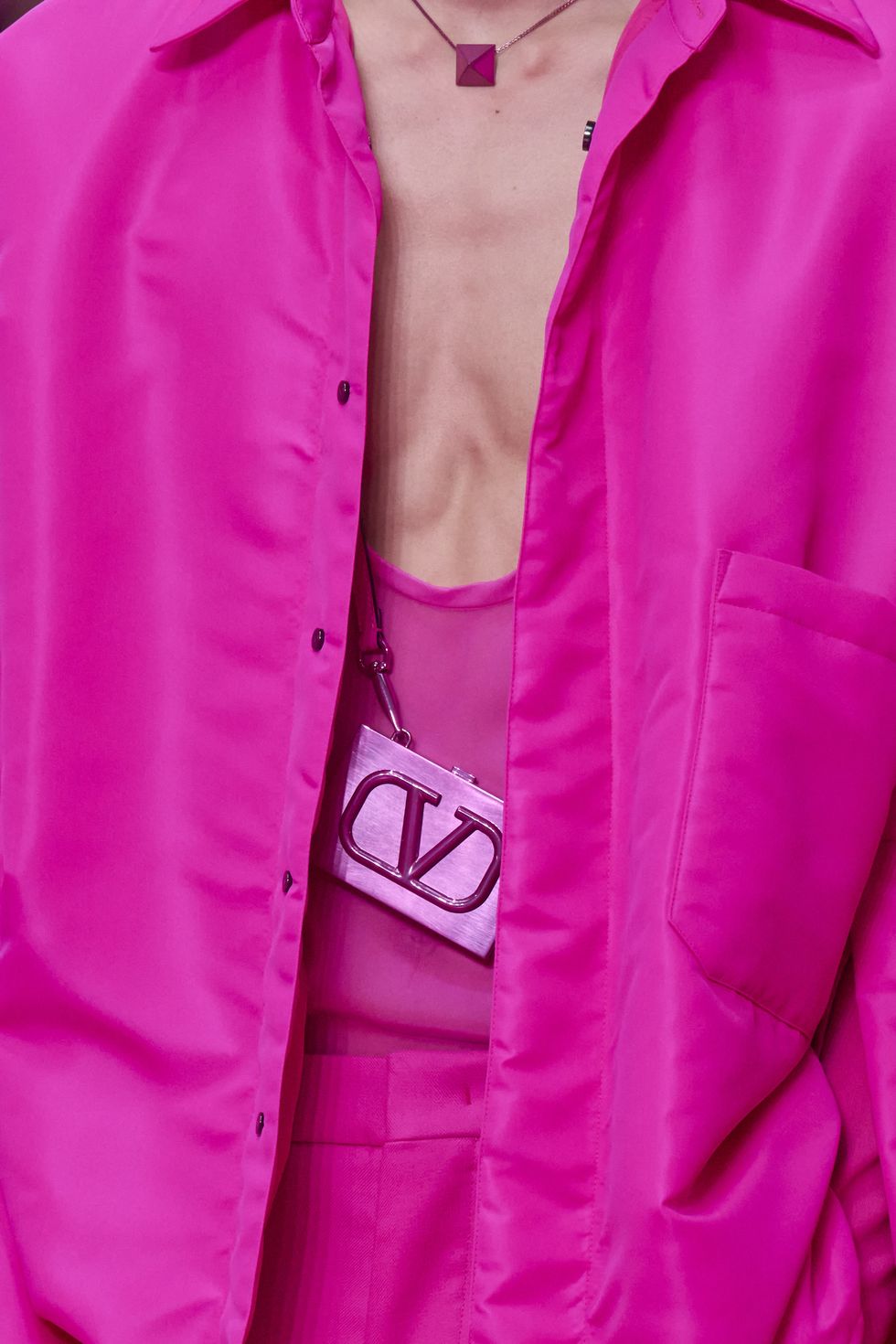 valentino攜手pantone量身訂製粉紅色票！valentino 2022秋冬系列以純粹單色襯托細節之美