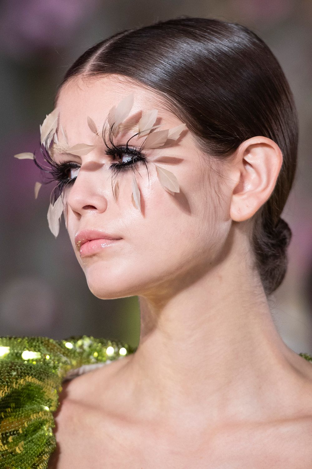 sikkerhedsstillelse spejder vinde Feather lashes and floral face paint: Valentino couture was a beauty fantasy
