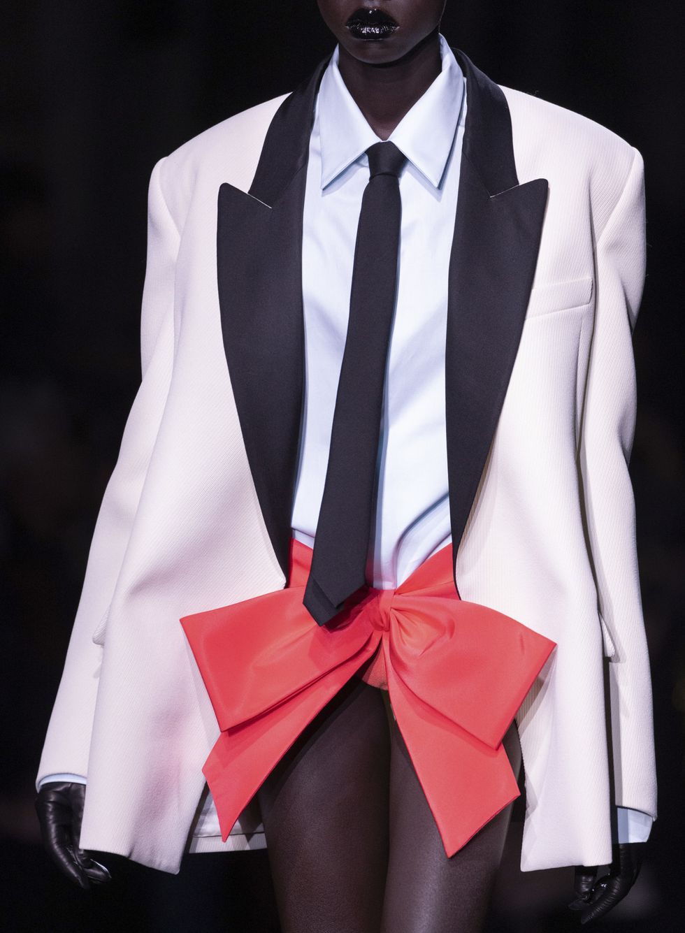 falda mini con forma de lazo de valentino alta costura 2023