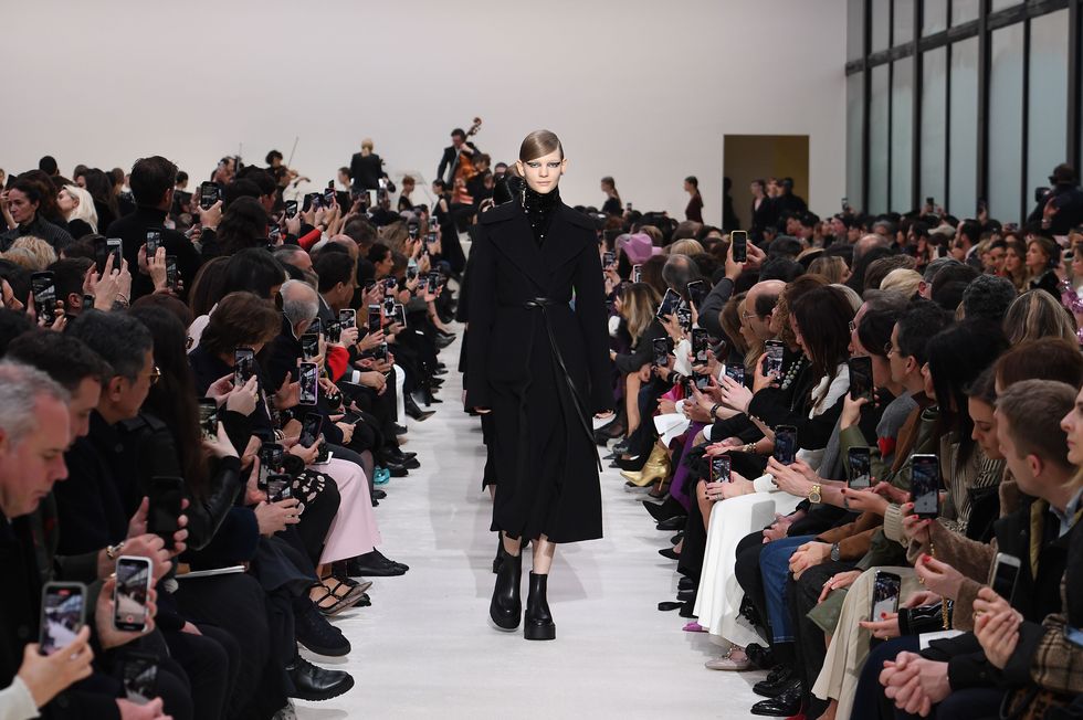 【巴黎時裝週】Valentino 2020 秋冬大秀推出一系列黑色剪裁服裝。
