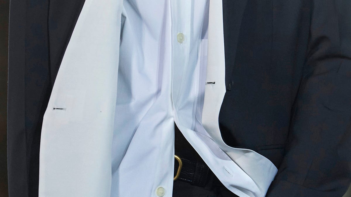 preview for La moda, assolutamente: la camicia bianca