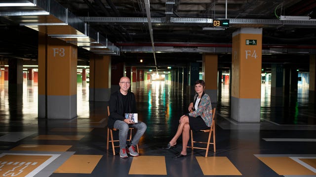 Valeria Luiselli y Óscar López en el parking de un centro comercial, para Página Dos de TVE