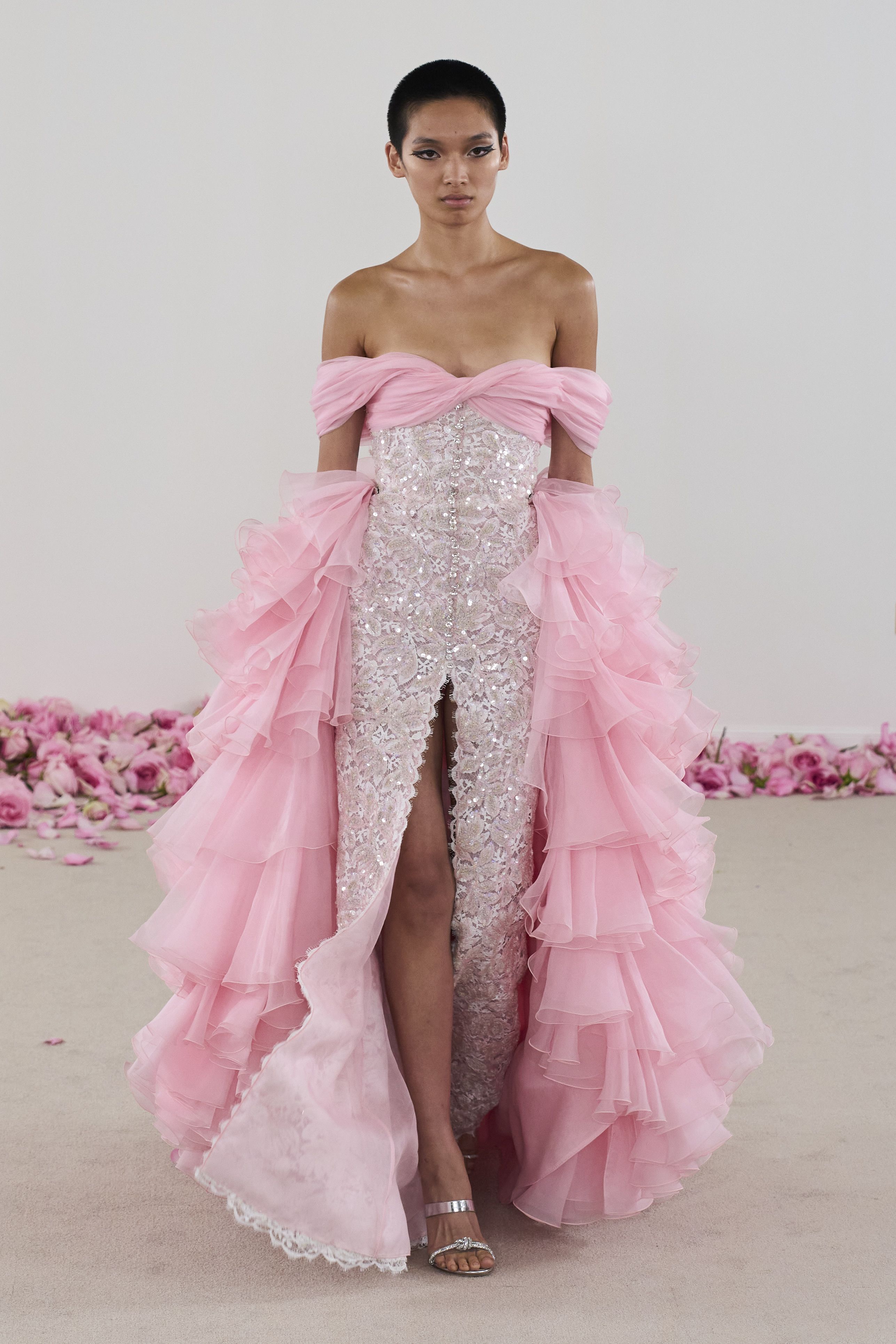 ジャンバティスタ ヴァリ（GIAMBATTISTA VALLI）」の2023-24秋冬オートクチュールコレクション| ファッション | ELLE  ［エル デジタル］