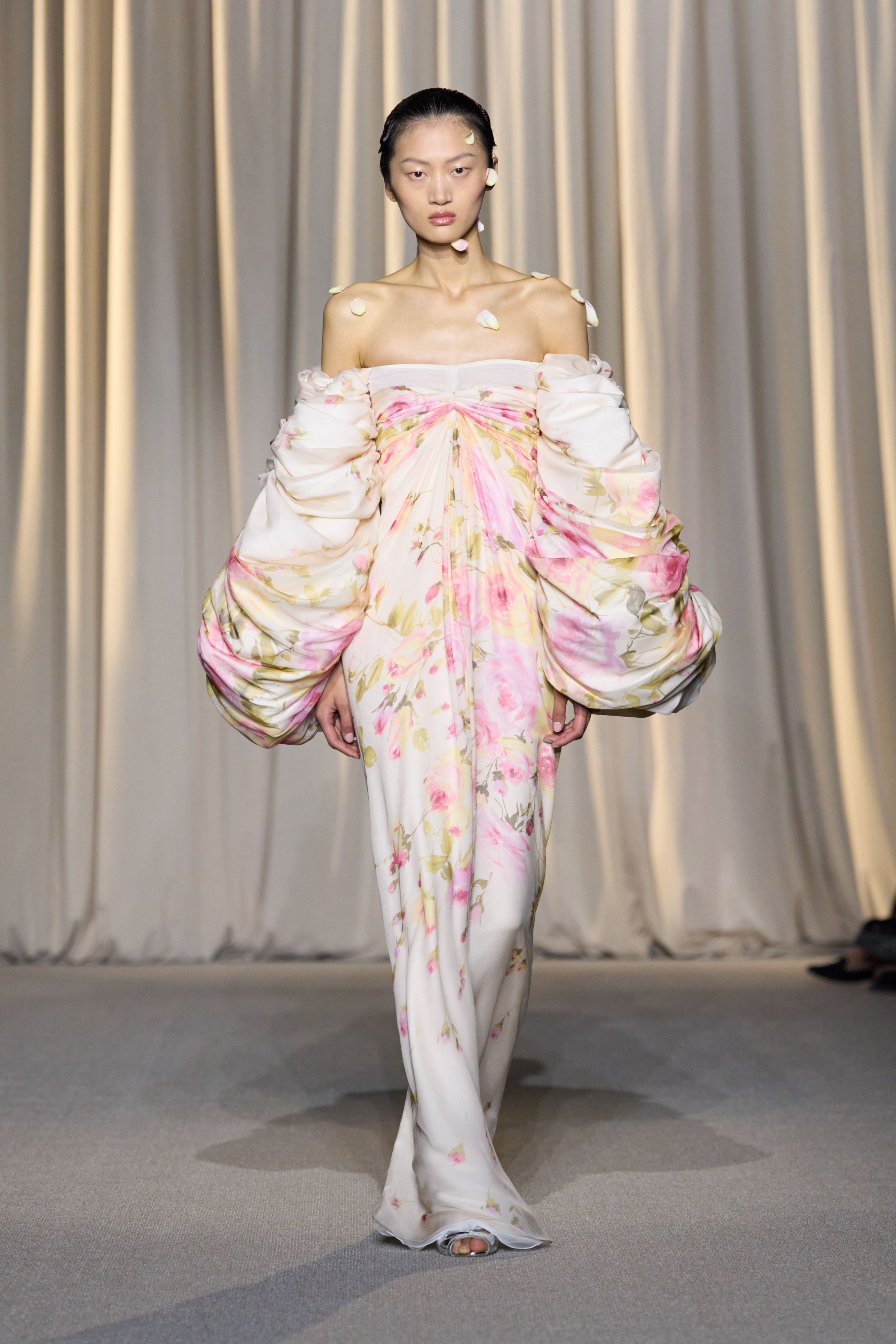 ジャンバティスタ ヴァリ（GIAMBATTISTA VALLI）2024-25秋冬オートクチュールコレクション | ファッション | ELLE ［エル  デジタル］