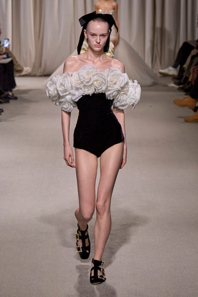 ジャンバティスタ ヴァリ（GIAMBATTISTA VALLI）2024春夏コレクション 