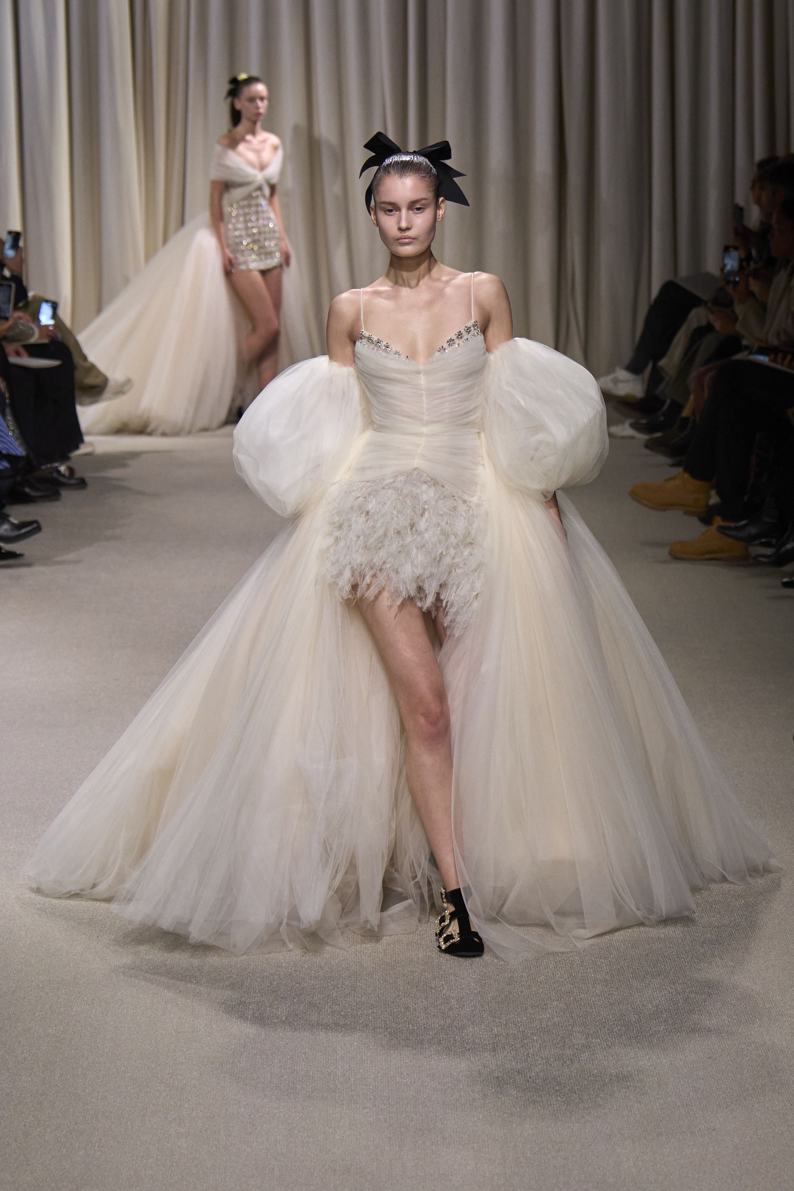 ジャンバティスタ ヴァリ（GIAMBATTISTA VALLI）2024春夏コレクション | ファッション | ELLE ［エル デジタル］