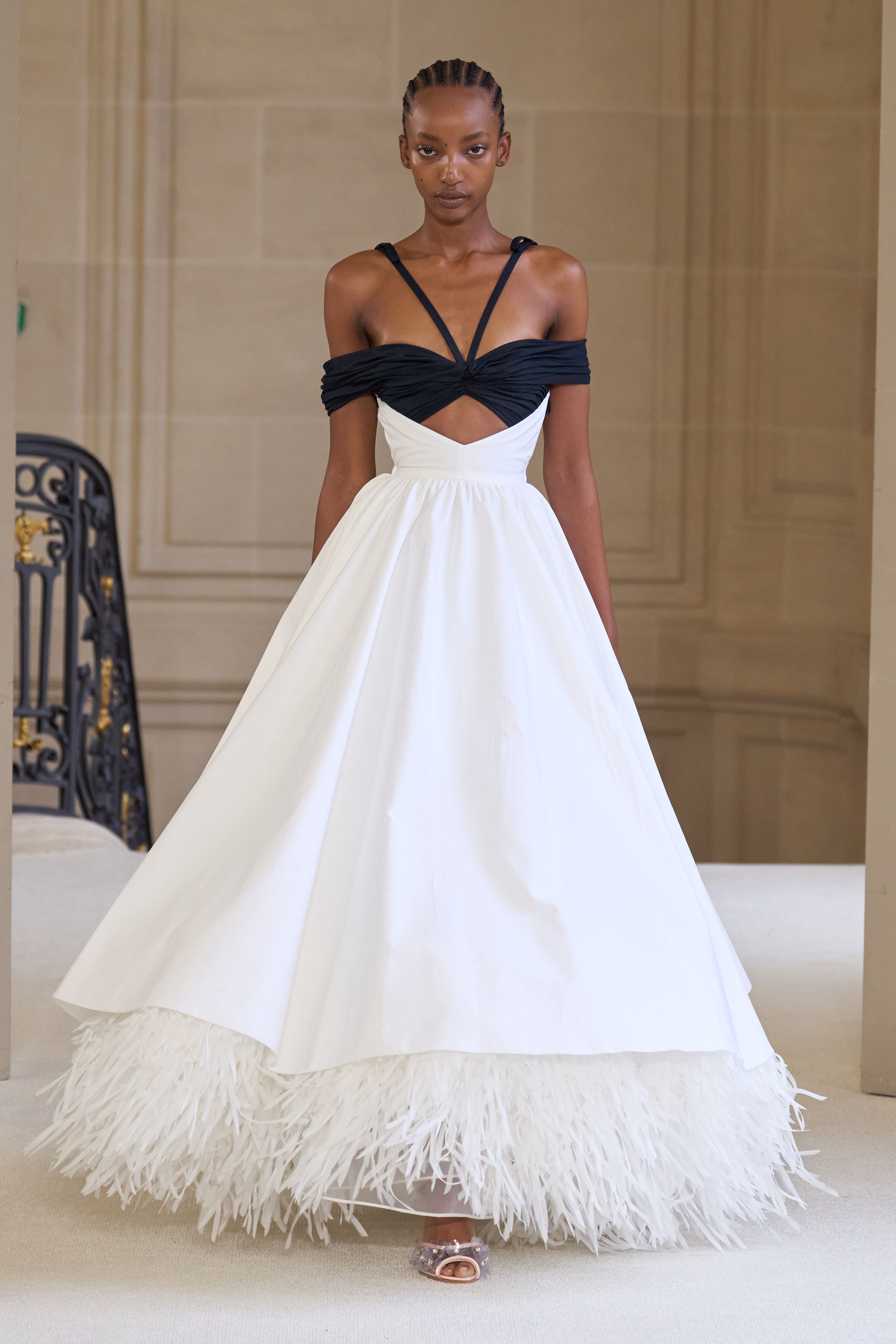 ジャンバティスタ ヴァリ（GIAMBATTISTA VALLI）」2025春夏