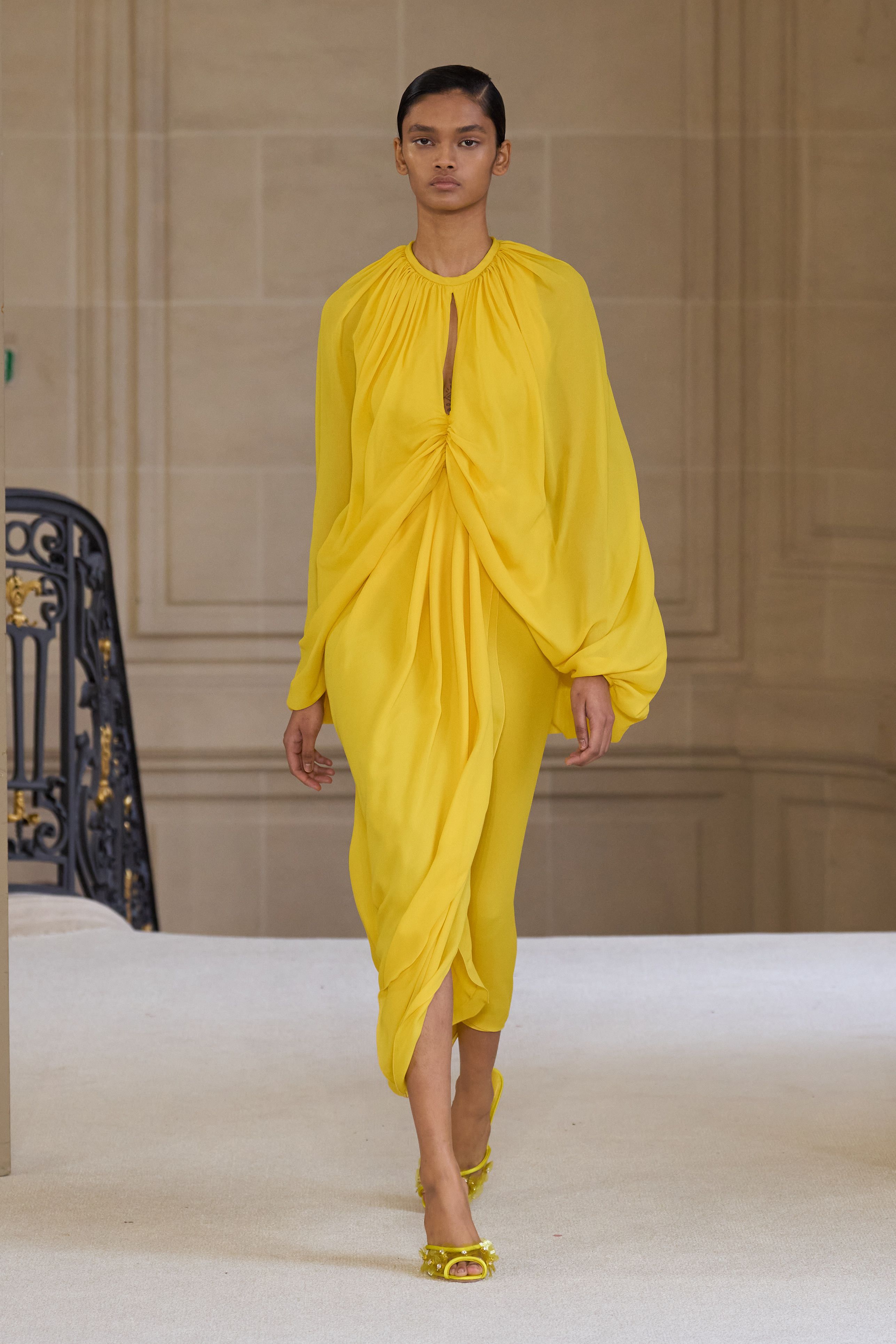 ジャンバティスタ ヴァリ（GIAMBATTISTA VALLI）」2025春夏
