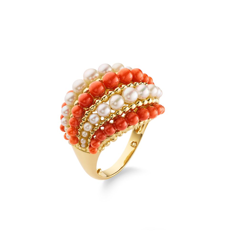 van cleef  arpels梵克雅寶於1965年創作的twist戒指，即可窺見色彩與金色圓珠的創意設計。