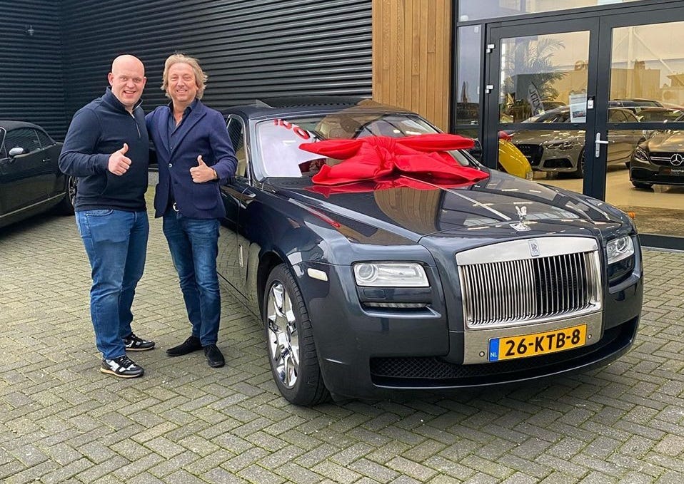 van-gerwen-rolls-1581412085.jpg?crop=1.00xw:0.708xh;0,0.0928xh&resize=1200:*