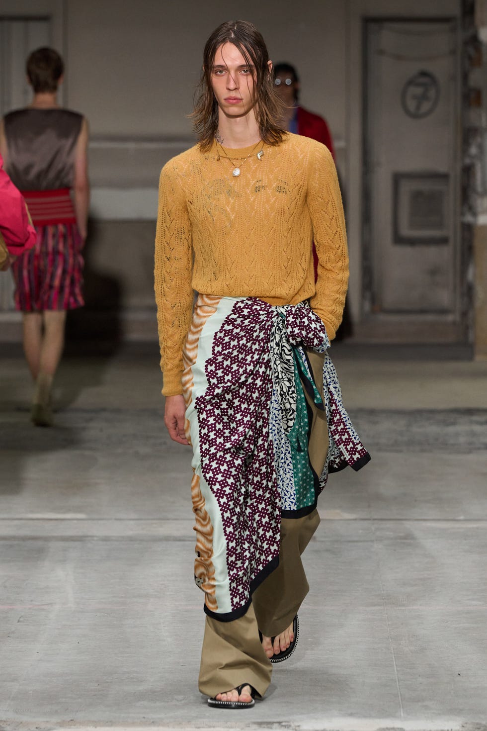 Ein Model präsentiert während einer Modenschau ein einzigartiges Outfit