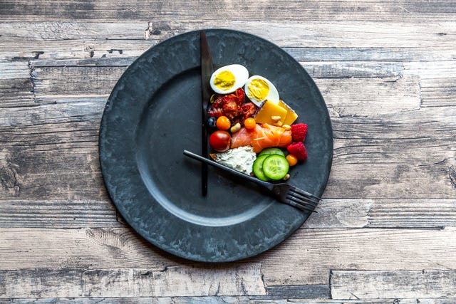 comida en un plato que aparenta un reloj, como símbolo del ayuno intermitente