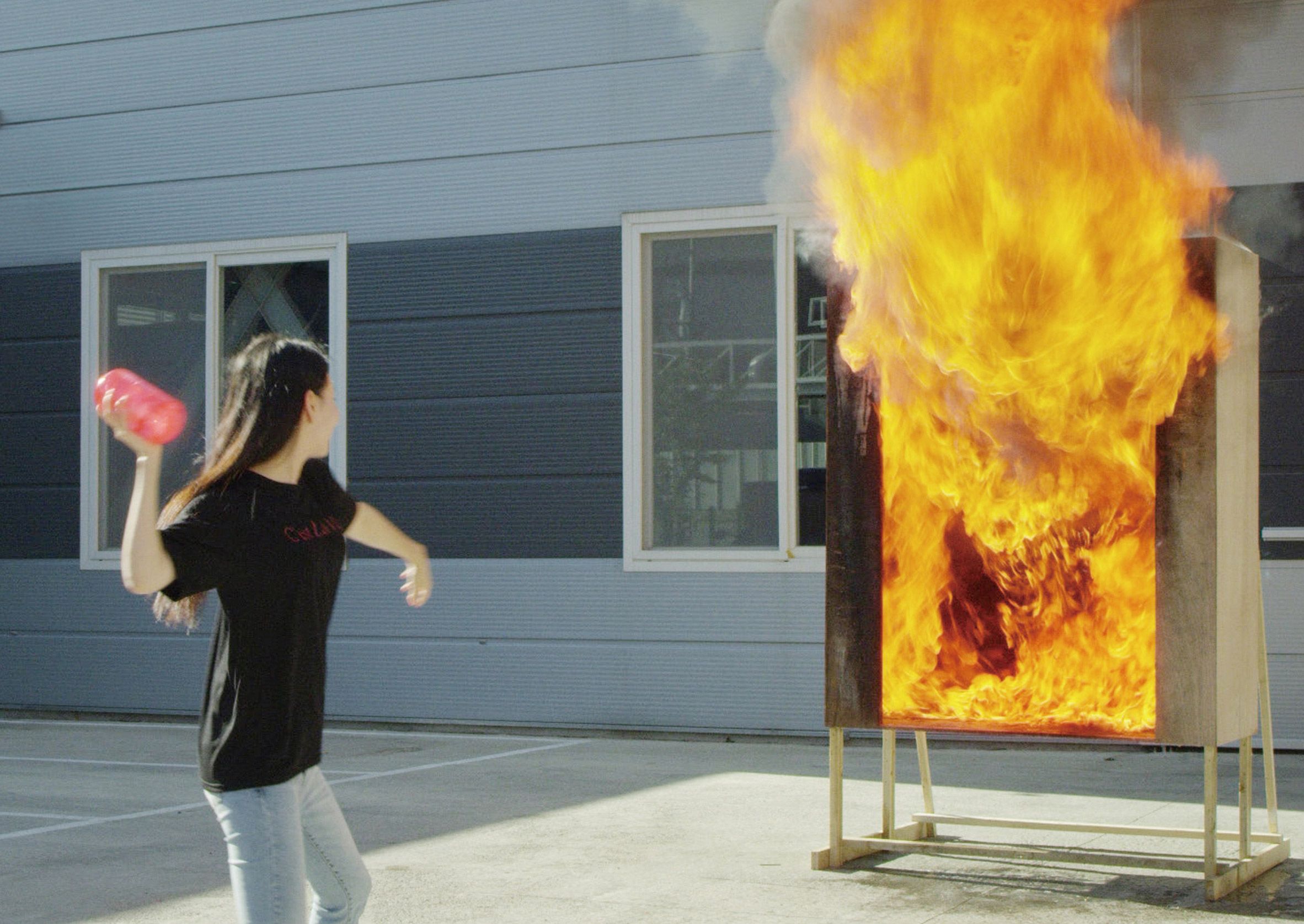 Samsung's 'Firevase' a Smashing Fire Extinguisher