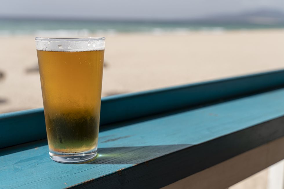 vaso de cerveza fría en la playa